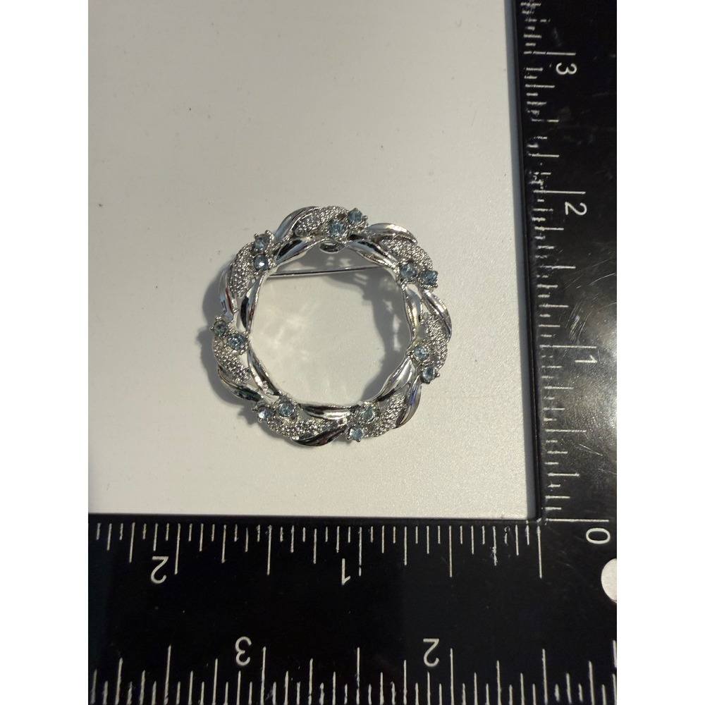 Gerrys Vintage Silver Tone Blue Rhinestone Wreath Brooch Pin Circular Textured